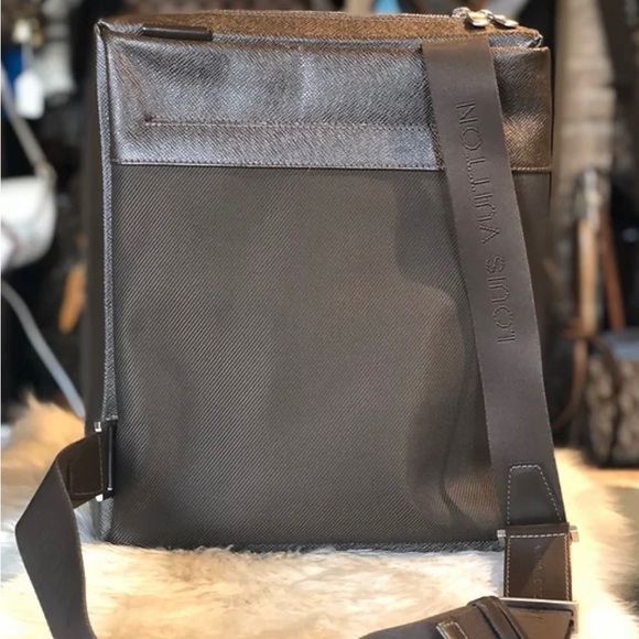 Authentic Men’s Louis Vuitton Taiga Satan (Large) - Picture 4 of 11